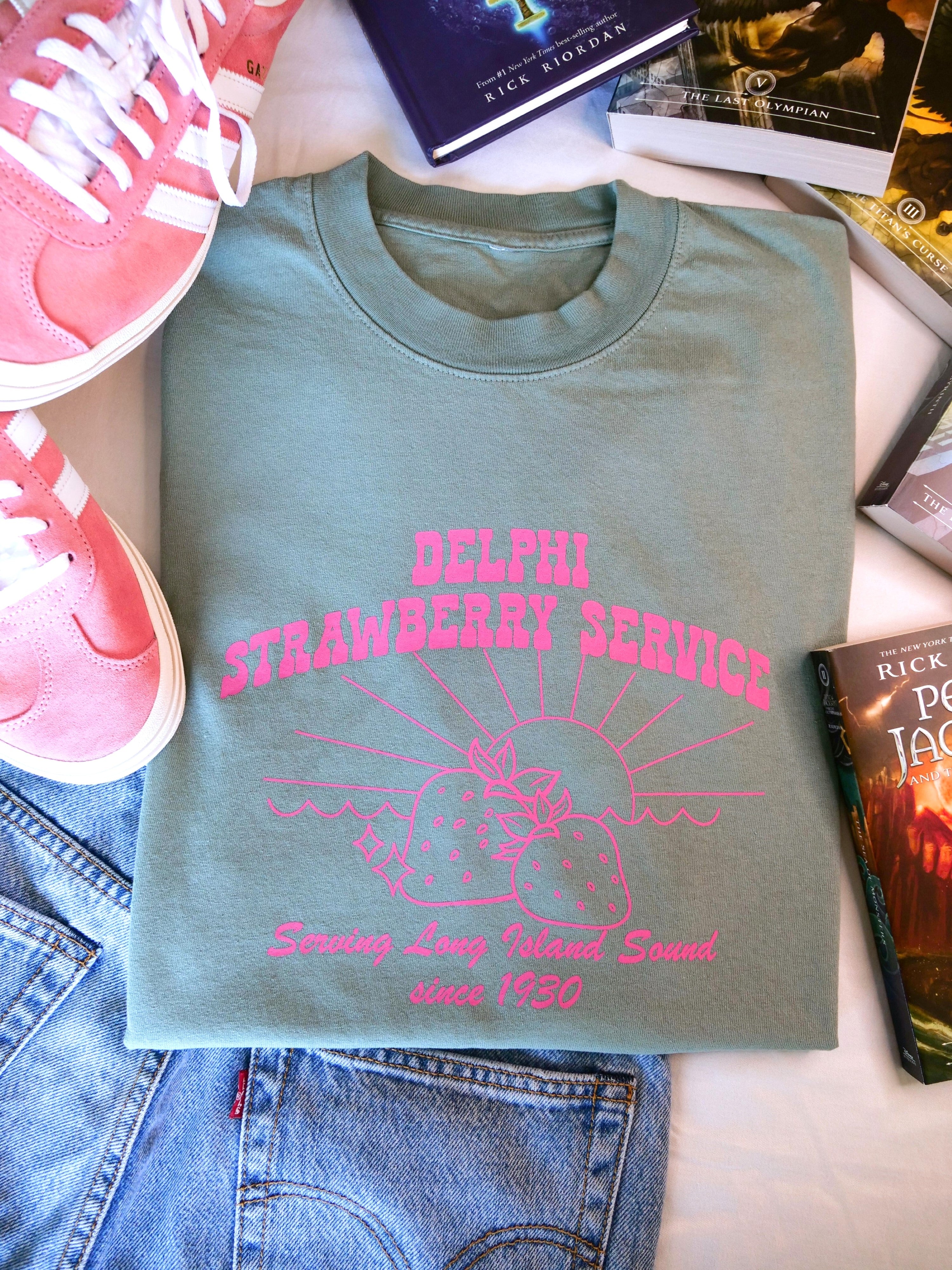 Delphi Strawberry Service Percy Jackson – T-Shirt bibliostyles